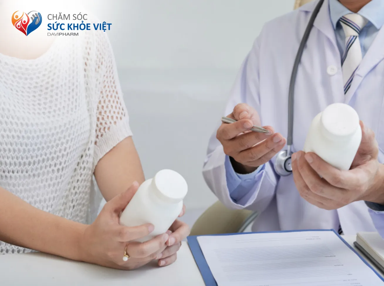 Tham khảo ý kiến chuyên gia y tế trước khi sử dụng thuốc điều trị đau thần kinh ngoại biên (Nguồn:Freepik)